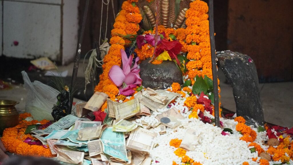 शास्त्रों में उल्लेख है कि शिवलिंग पर इत्र या चंदन अर्पण करने से मन की तामसी प्रवृत्तियां दूर होती हैं. इससे न केवल भगवान शिव प्रसन्न होते हैं, बल्कि पूजा में दिव्यता और भक्ति का विशेष प्रभाव आता है. शास्त्रों में उल्लेख है कि शिवलिंग पर इत्र या चंदन अर्पण करने से मन की तामसी प्रवृत्तियां दूर होती हैं. इससे न केवल भगवान शिव प्रसन्न होते हैं, बल्कि पूजा में दिव्यता और भक्ति का विशेष प्रभाव आता है.