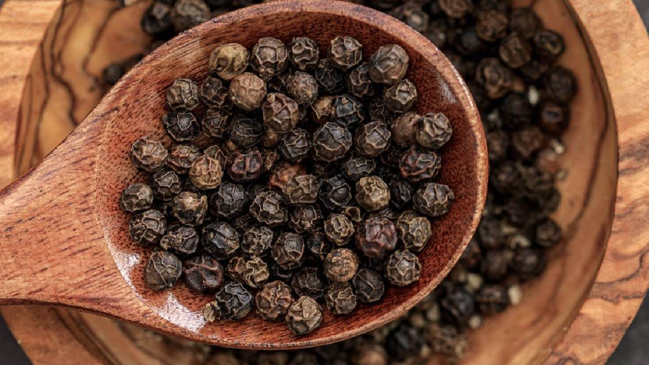 बारिश, चुनाव और सस्ते आयात से काली मिर्च के दाम गिरे, त्योहारी सीजन में किसानों की चिंता बढ़ी
