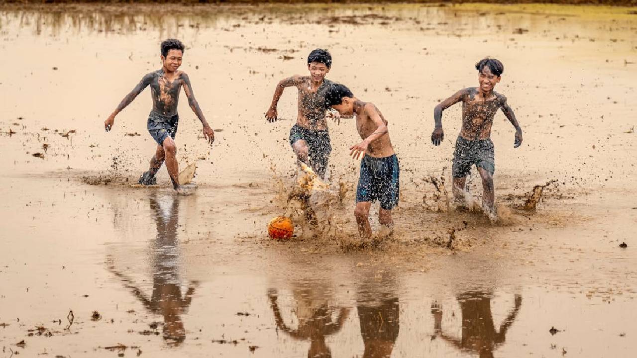 देश के पहाड़ी और तटीय इलाकों में मूसलाधार बारिश, दिल्ली-NCR में आज रहेंगे बादल