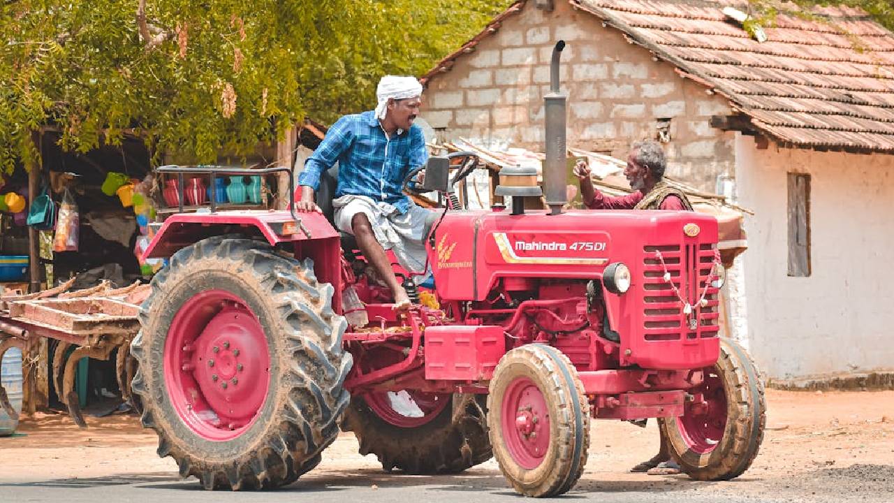 ट्रैक्टर बिक्री ने पकड़ी रफ्तार, खेतों में बढ़ी हलचल तो बाजार में आई बहार, जानें आंकड़े