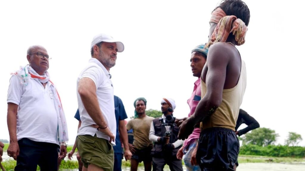चुनाव से पहले बिहार के दौरे पर चल रहे राहुल गांधी ने इन किसानों के हक की बात कही है. उन्होंने कहा असल मेहनत इन किसानों और मजदूरों की है, लेकिन जब मुनाफे की बात आती है तो उनका हिस्सा 1% से भी कम है. चुनाव से पहले बिहार के दौरे पर चल रहे राहुल गांधी ने इन किसानों के हक की बात कही है. उन्होंने कहा असल मेहनत इन किसानों और मजदूरों की है, लेकिन जब मुनाफे की बात आती है तो उनका हिस्सा 1% से भी कम है.