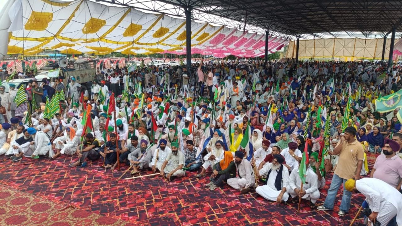 पंजाब में किसानों ने सरकार के खिलाफ खोला मोर्चा, कमिश्नर कार्यालय के बाहर शुरू किया धरना