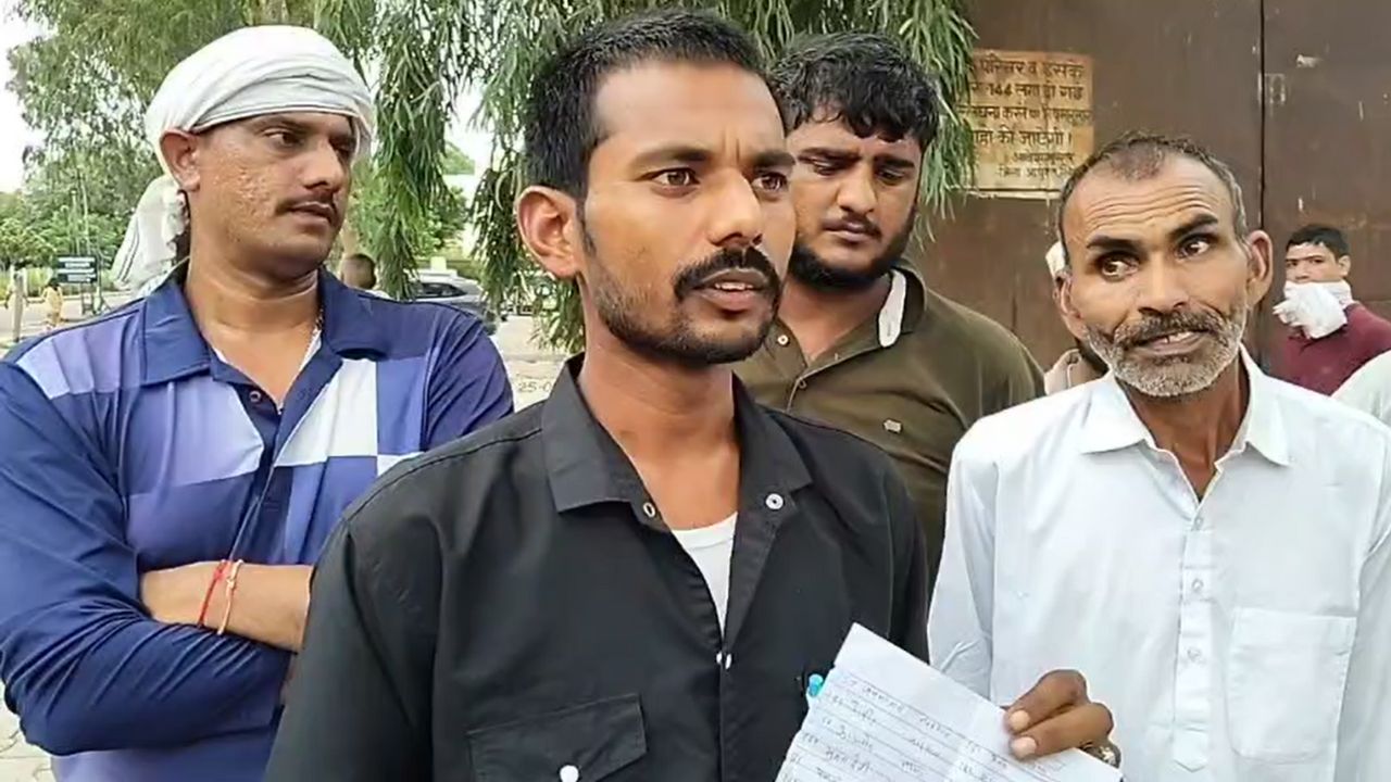 खाद की किल्लत.. कल आने को कहने पर भड़के किसान, आधा दर्जन गांवों के ग्रामीणों का प्रदर्शन-नारेबाजी