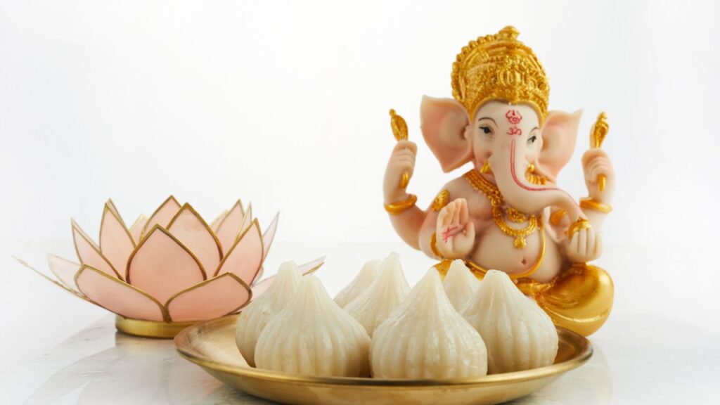 पूजा में दूर्वा घास, लाल फूल और मोदक या लड्डू का भोग विशेष रूप से भगवान गणेश को प्रिय है. इन्हें अर्पित करने से परिवार में खुशहाली, धन और सुख-समृद्धि की प्राप्ति होती है. पूजा में दूर्वा घास, लाल फूल और मोदक या लड्डू का भोग विशेष रूप से भगवान गणेश को प्रिय है. इन्हें अर्पित करने से परिवार में खुशहाली, धन और सुख-समृद्धि की प्राप्ति होती है.