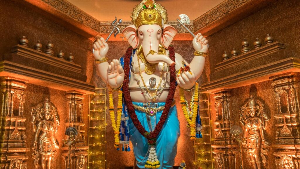शुभ मुहूर्त में गणेश जी की मूर्ति को चौकी पर स्थापित करें. मूर्ति को पंचामृत से स्नान कराएं, जिसमें दूध, दही, घी, शहद और गंगाजल शामिल हो. इससे भगवान गणेश को शुद्ध और प्रसन्न करके पूजा की शुरुआत होती है. शुभ मुहूर्त में गणेश जी की मूर्ति को चौकी पर स्थापित करें. मूर्ति को पंचामृत से स्नान कराएं, जिसमें दूध, दही, घी, शहद और गंगाजल शामिल हो. इससे भगवान गणेश को शुद्ध और प्रसन्न करके पूजा की शुरुआत होती है.