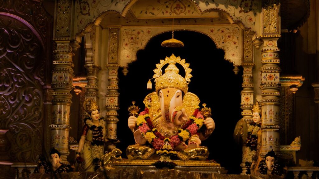 स्नान के बाद भगवान गणेश को नए वस्त्र और आभूषण पहनाएं. पूजा के दौरान ध्यान और भक्ति भाव बनाए रखें. हाथ में जल, फूल और अक्षत लेकर संकल्प लें, जो पूजा को पूर्णता और शक्ति प्रदान करता है. स्नान के बाद भगवान गणेश को नए वस्त्र और आभूषण पहनाएं. पूजा के दौरान ध्यान और भक्ति भाव बनाए रखें. हाथ में जल, फूल और अक्षत लेकर संकल्प लें, जो पूजा को पूर्णता और शक्ति प्रदान करता है.