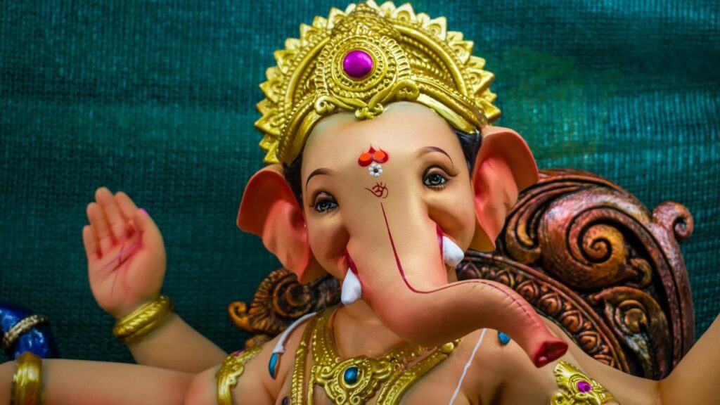 पूजा अंत में भगवान गणेश की आरती उतारें और उनके सामने प्रार्थना करें. विधिवत आरती और भक्ति से सभी विघ्न दूर होते हैं और नए कार्यों में सफलता मिलती है. पूजा के बाद प्रतिमा विसर्जन या संरक्षित रखकर अगले वर्ष की गणेश चतुर्थी की तैयारी की जा सकती है. पूजा अंत में भगवान गणेश की आरती उतारें और उनके सामने प्रार्थना करें. विधिवत आरती और भक्ति से सभी विघ्न दूर होते हैं और नए कार्यों में सफलता मिलती है. पूजा के बाद प्रतिमा विसर्जन या संरक्षित रखकर अगले वर्ष की गणेश चतुर्थी की तैयारी की जा सकती है.