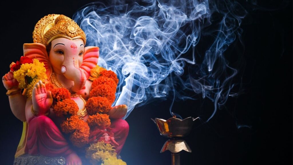 भगवान गणेश की पूजा में मोदक के साथ-साथ दूर्वा घास चढ़ाना भी अनिवार्य माना जाता है. ऐसा करने से पूजा का आध्यात्मिक लाभ और भी बढ़ता है. इसके साथ ही इससे घर में सकारात्मक ऊर्जा का प्रवाह भी होता है. भगवान गणेश की पूजा में मोदक के साथ-साथ दूर्वा घास चढ़ाना भी अनिवार्य माना जाता है. ऐसा करने से पूजा का आध्यात्मिक लाभ और भी बढ़ता है. इसके साथ ही इससे घर में सकारात्मक ऊर्जा का प्रवाह भी होता है.