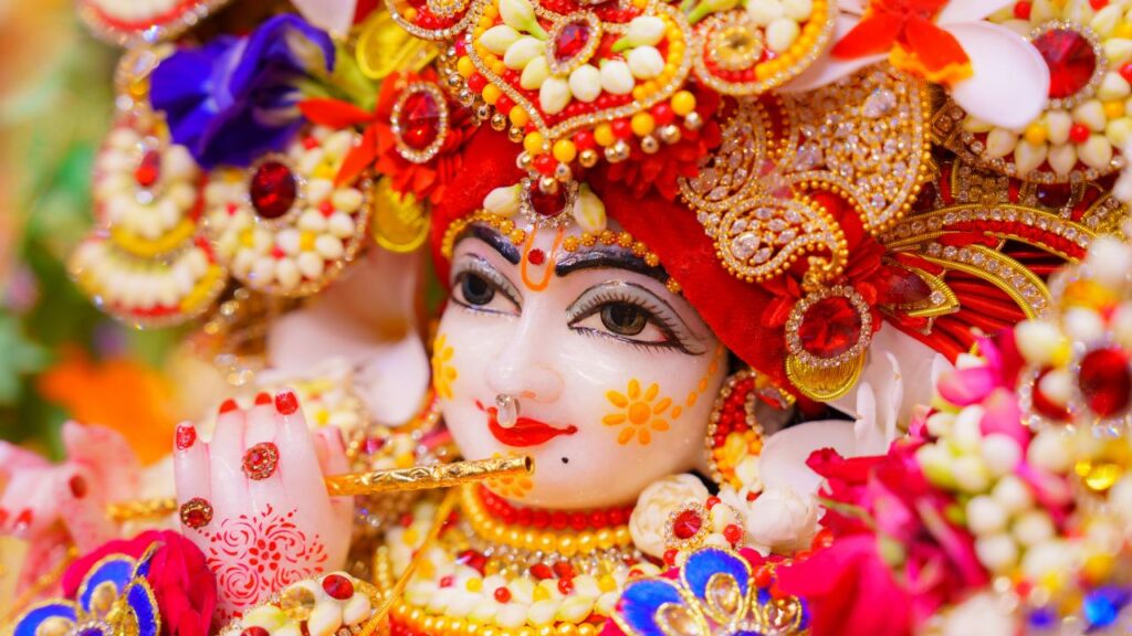 अष्टमी तिथि लगने के बाद डंठल वाले खीरे से भगवान लड्डू गोपाल का जन्म किया जाता है. खीरे के अंदर मूर्ति को रखकर मध्यरात्रि के शुभ मुहूर्त में ‘नाल छेदन’ कर भगवान का जन्मोत्सव मनाया जाता है. अष्टमी तिथि लगने के बाद डंठल वाले खीरे से भगवान लड्डू गोपाल का जन्म किया जाता है. खीरे के अंदर मूर्ति को रखकर मध्यरात्रि के शुभ मुहूर्त में ‘नाल छेदन’ कर भगवान का जन्मोत्सव मनाया जाता है.