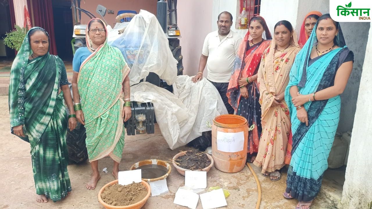 फसलों के लिए बूस्टर का काम कर रहा जीवामृत, कृषि दीदियां किसानों को सिखा रहीं बनाने का तरीका