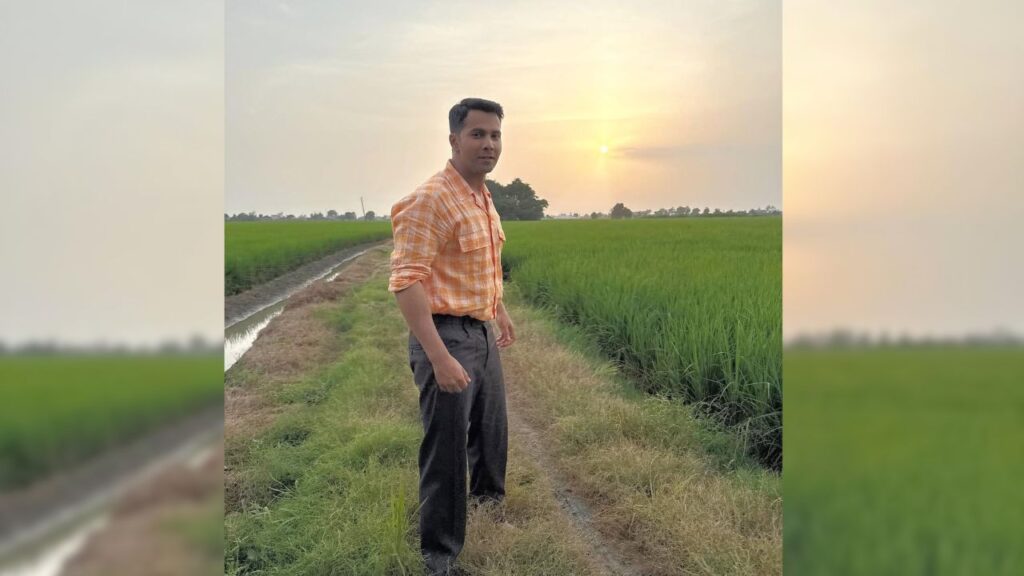वरुण का देसी लुक और खेतों के बीच उनके फोटोज सोशल मीडिया पर वायरल होकर युवा पीढ़ी को ग्रामीण जीवन और कृषि से जुड़ने के लिए प्रेरित कर रहे हैं, जो देश की कृषि प्रगति के लिए जरूरी है. वरुण का देसी लुक और खेतों के बीच उनके फोटोज सोशल मीडिया पर वायरल होकर युवा पीढ़ी को ग्रामीण जीवन और कृषि से जुड़ने के लिए प्रेरित कर रहे हैं, जो देश की कृषि प्रगति के लिए जरूरी है.