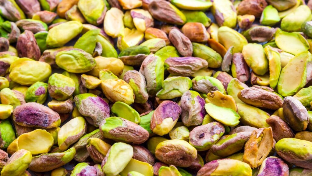 आयुर्वेदिक एक्सपर्ट्स के अनुसार, पिस्ता का नियमित सेवन अनिद्रा, भूख न लगना और वात रोग जैसी दिक्कतों से राहत दिलाता है. यह मानसिक शांति और पाचन तंत्र दोनों को बेहतर बनाता है. आयुर्वेदिक एक्सपर्ट्स के अनुसार, पिस्ता का नियमित सेवन अनिद्रा, भूख न लगना और वात रोग जैसी दिक्कतों से राहत दिलाता है. यह मानसिक शांति और पाचन तंत्र दोनों को बेहतर बनाता है.