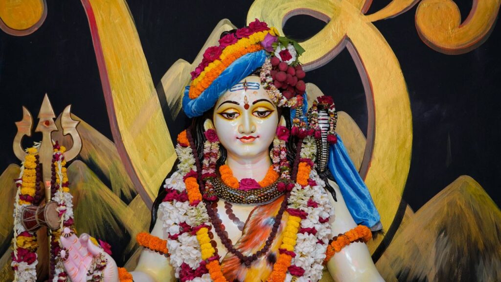 कहा जाता है कि भक्त पूरे सावन भर जो व्रत और पूजा करते हैं, उनका असली फल उन्हें अंतिम सोमवार को ही प्राप्त होता है. यह सोमवार उस आस्था की परिणति है, जो पूरे महीने चली होती है. कहा जाता है कि भक्त पूरे सावन भर जो व्रत और पूजा करते हैं, उनका असली फल उन्हें अंतिम सोमवार को ही प्राप्त होता है. यह सोमवार उस आस्था की परिणति है, जो पूरे महीने चली होती है.