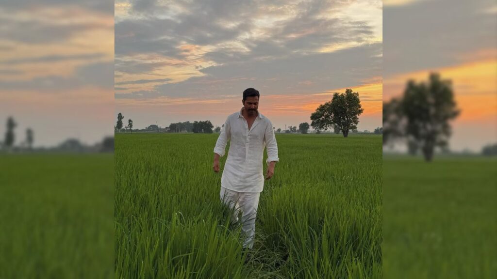 पंजाब के खेतों में फिल्म 'बॉर्डर 2' की शूटिंग के दौरान स्थानीय कृषि जीवन की झलक सामने आई, जिसने किसानों की मेहनत और खेती के महत्व को आम जनता के बीच पहुंचाने में मदद की. पंजाब के खेतों में फिल्म 'बॉर्डर 2' की शूटिंग के दौरान स्थानीय कृषि जीवन की झलक सामने आई, जिसने किसानों की मेहनत और खेती के महत्व को आम जनता के बीच पहुंचाने में मदद की.