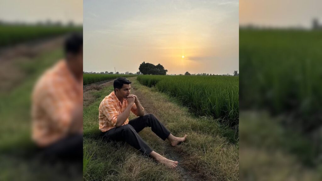 वरुण की ये तस्वीरें न केवल उनके फैंस के बीच चर्चा का विषय बनी हैं, बल्कि यह भारत की ग्रामीण जीवनशैली और खेती की खूबसूरती को भी सबके सामने ला रही हैं. पंजाब के हरे-भरे खेतों में वरुण का देसी लुक किसानों की मेहनत और देश की कृषि संपदा का जश्न मनाने जैसा लग रहा है. वरुण की ये तस्वीरें न केवल उनके फैंस के बीच चर्चा का विषय बनी हैं, बल्कि यह भारत की ग्रामीण जीवनशैली और खेती की खूबसूरती को भी सबके सामने ला रही हैं. पंजाब के हरे-भरे खेतों में वरुण का देसी लुक किसानों की मेहनत और देश की कृषि संपदा का जश्न मनाने जैसा लग रहा है.