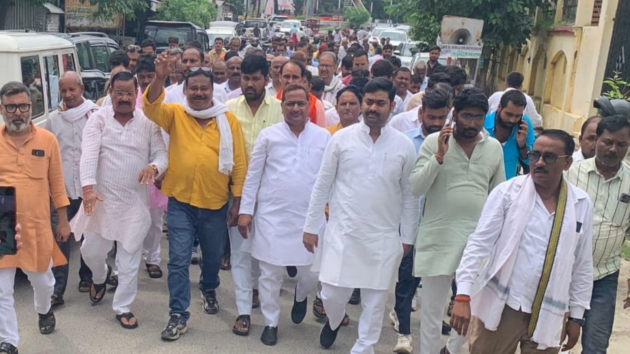 40 करोड़ बकाया भुगतान के लिए गन्ना किसानों का हंगामा, सपा के 3 विधायक पहुंचे तो सियासत गरमाई