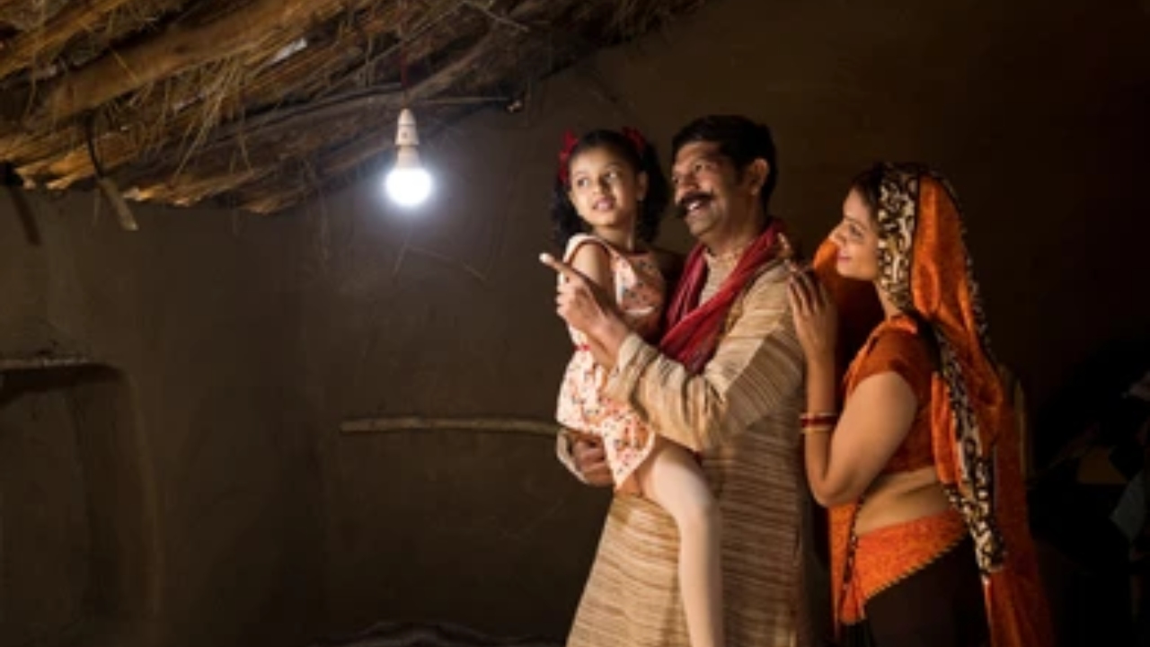 बैगा और सहारिया लोगों के घरों में पहुंची बिजली तो चमके चेहरे, 12 हजार ग्रामीणों के घर रोशन