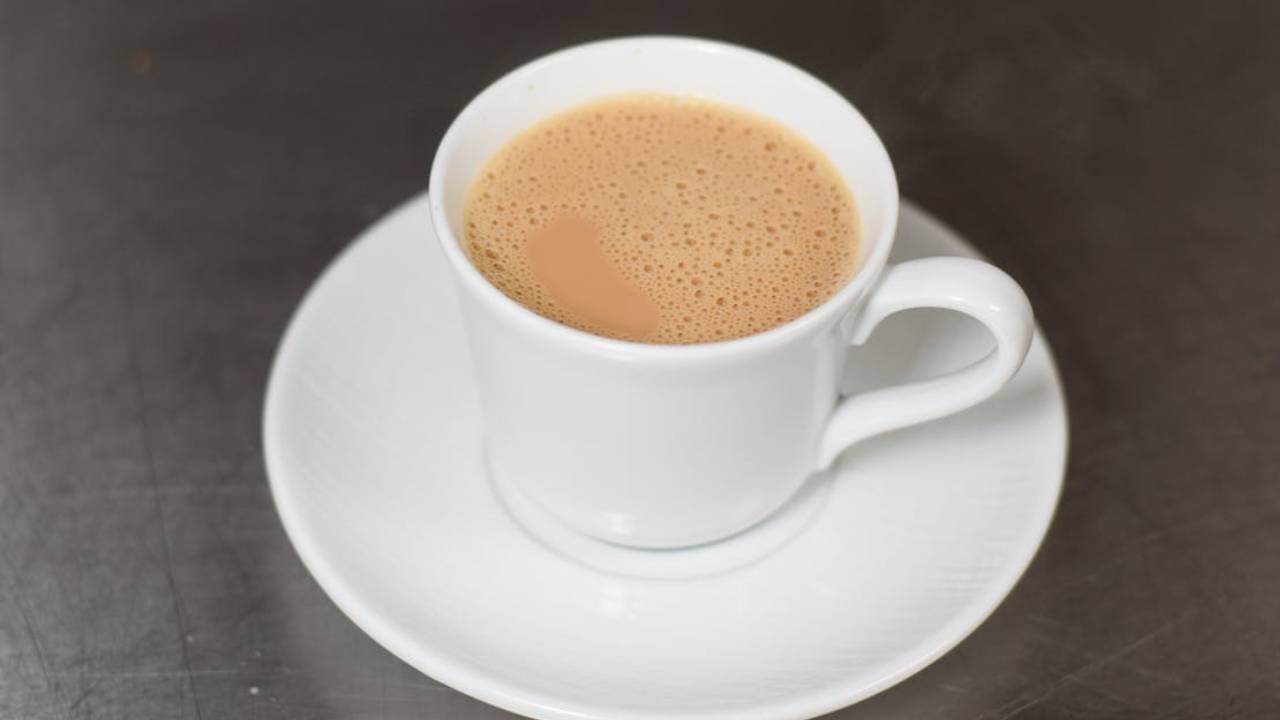 दिन में कितनी चाय और कॉफी पीना है सुरक्षित? जानिए सही मात्रा