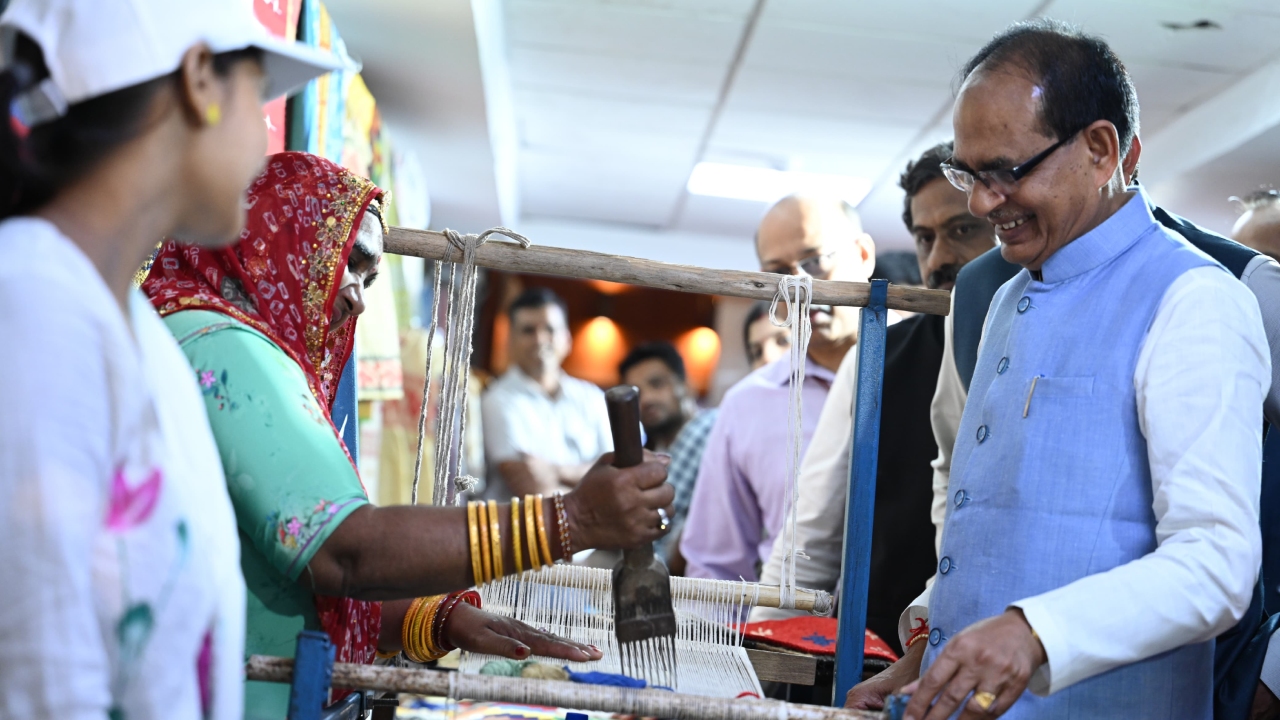आजादी के अहिंसक आंदोलन का हथियार रहा हथकरघा अब महिलाओं को बना रहा लखपति, पढ़ें डिटेल्स