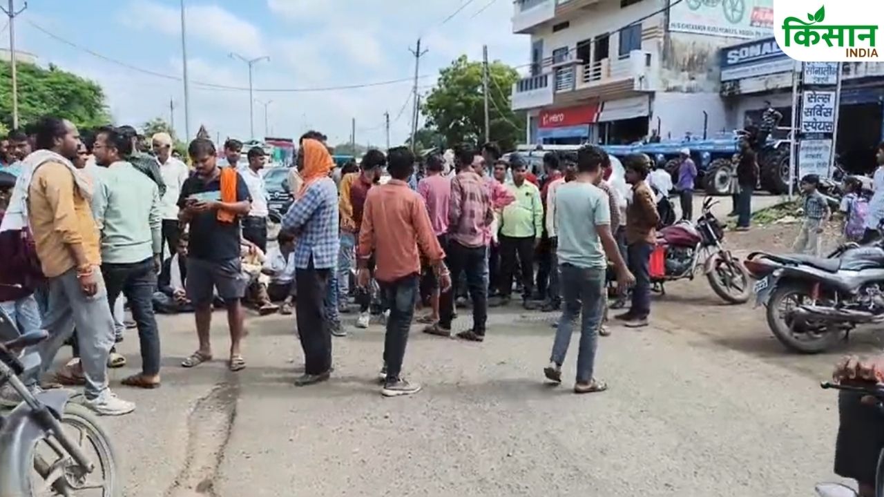 खाद न मिलने से किसानों में गुस्सा, मिलावटी उर्वरक ने और बढ़ाया आक्रोश..सड़क पर उतरे अन्नदाता