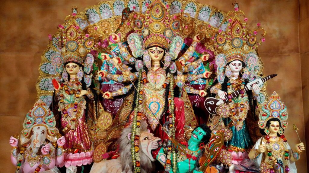 विसर्जन की शुरुआत कलश पर रखे नारियल को उठाकर की जाती है. इसे फोड़कर प्रसाद के रूप में सभी को बांटा जाता है. यह शुभता और परिवार में समृद्धि का प्रतीक माना जाता है. विसर्जन की शुरुआत कलश पर रखे नारियल को उठाकर की जाती है. इसे फोड़कर प्रसाद के रूप में सभी को बांटा जाता है. यह शुभता और परिवार में समृद्धि का प्रतीक माना जाता है.