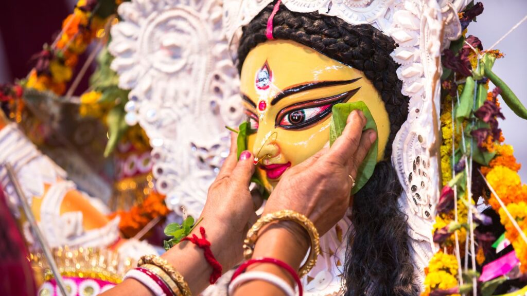 Navmi Pujan: नवमी को संधिकाल में पूजा करने से विशेष लाभ मिलता है. नवमी होम (हवन और मंत्र जाप) से घर में सुख-शांति और समृद्धि आती है. यदि घर में शस्त्र या उपकरण हैं, तो आयुध पूजन करना सुरक्षा और विजय के लिए लाभदायक है. Navmi Pujan: नवमी को संधिकाल में पूजा करने से विशेष लाभ मिलता है. नवमी होम (हवन और मंत्र जाप) से घर में सुख-शांति और समृद्धि आती है. यदि घर में शस्त्र या उपकरण हैं, तो आयुध पूजन करना सुरक्षा और विजय के लिए लाभदायक है.