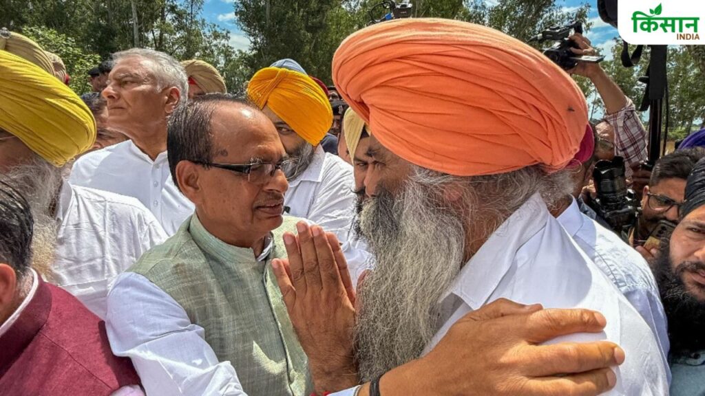 इस दौरान कृषि मंत्री ने पंजाब के बाढ़ पीड़ित किसानों से सीधे बातचीत कर उनकी समस्या को सुना और तकलीफ को समझा. बता दें कि, कृषि मंत्री ने किसानों को आश्वासन दिया है कि वे उनकी हर संभव तरह से मदद करेंगे. इस दौरान कृषि मंत्री ने पंजाब के बाढ़ पीड़ित किसानों से सीधे बातचीत कर उनकी समस्या को सुना और तकलीफ को समझा. बता दें कि, कृषि मंत्री ने किसानों को आश्वासन दिया है कि वे उनकी हर संभव तरह से मदद करेंगे.