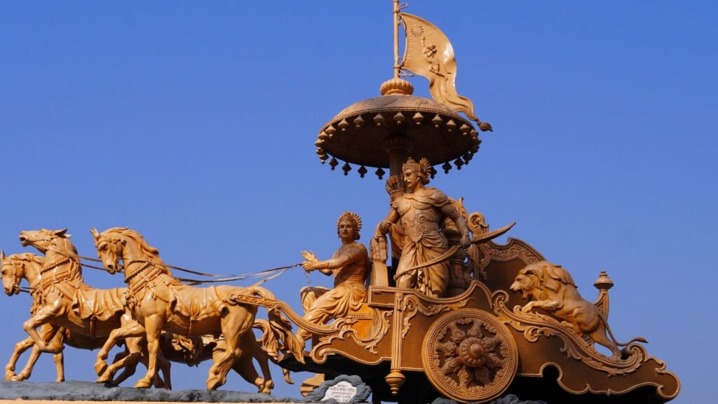 जब अर्जुन ने युद्धभूमि में कौरवों की भारी-भरकम सेना को देखा तो वे भयभीत हो उठे. उसी क्षण भगवान श्रीकृष्ण ने उन्हें समझाया कि विजय पाने का एकमात्र मार्ग मां दुर्गा का स्मरण और स्तुति करना है.
जब अर्जुन ने युद्धभूमि में कौरवों की भारी-भरकम सेना को देखा तो वे भयभीत हो उठे. उसी क्षण भगवान श्रीकृष्ण ने उन्हें समझाया कि विजय पाने का एकमात्र मार्ग मां दुर्गा का स्मरण और स्तुति करना है.