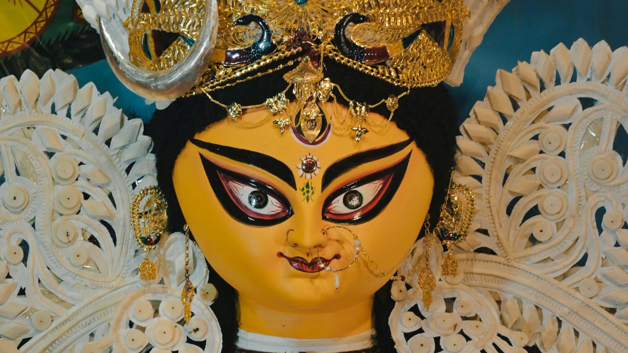 Shardiya Navratri 2025: कभी देखी है महामाया देवी दुर्गा की बिंदी के नीचे बनी मकड़ी? जानें क्या देती है संदेश