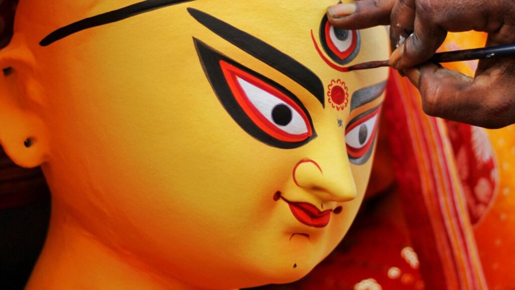 Durga Puja: पारंपरिक मूर्तियों में बिंदी के नीचे बनी मकड़ी कोई साधारण सजावट नहीं, बल्कि यह महामाया का प्रतीक है, जो देवी की अनंत शक्ति और रहस्य को दर्शाता है. Durga Puja: पारंपरिक मूर्तियों में बिंदी के नीचे बनी मकड़ी कोई साधारण सजावट नहीं, बल्कि यह महामाया का प्रतीक है, जो देवी की अनंत शक्ति और रहस्य को दर्शाता है.