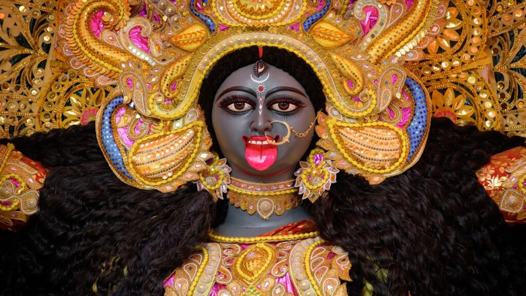 इस पौराणिक कथा से यह शिक्षा मिलती है कि शक्ति, साहस और विजय का मूल स्रोत मां दुर्गा ही हैं. उनका आशीर्वाद प्राप्त कर ही इंसान जीवन के हर संकट, हर संघर्ष और हर कठिनाई पर विजय पा सकता है. यही कारण है कि नवरात्रि में मां के नाम और उनकी शक्ति का स्मरण करना अत्यंत विशेष माना जाता है.
इस पौराणिक कथा से यह शिक्षा मिलती है कि शक्ति, साहस और विजय का मूल स्रोत मां दुर्गा ही हैं. उनका आशीर्वाद प्राप्त कर ही इंसान जीवन के हर संकट, हर संघर्ष और हर कठिनाई पर विजय पा सकता है. यही कारण है कि नवरात्रि में मां के नाम और उनकी शक्ति का स्मरण करना अत्यंत विशेष माना जाता है.