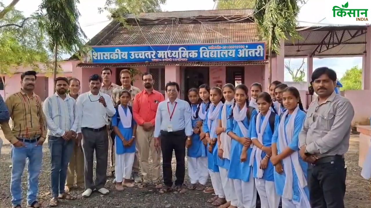स्कूल जाने का सहारा बनी नाव, नदी पर पुल न होने से जान जोखिम में डाल रहे बच्चे