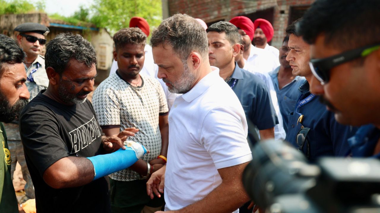 Punjab Flood 2025: उजड़े घर, बर्बाद खेत.. बाढ़ पीड़ितों से मिले राहुल गांधी, सरकार को दी कड़ी चेतावनी!
