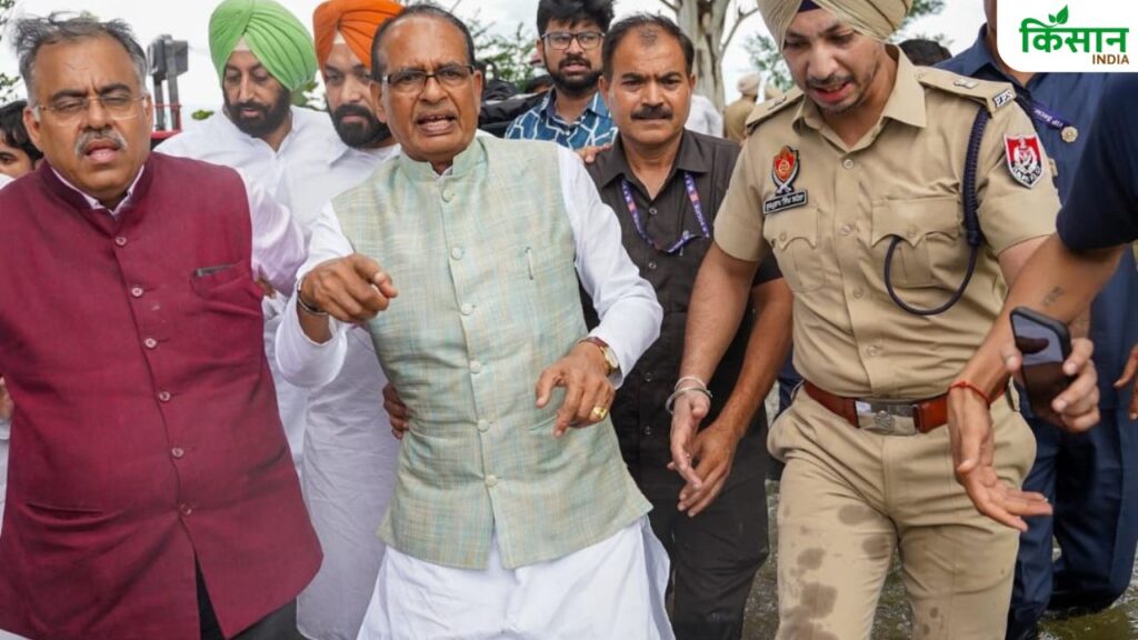पंजाब के बाढ़ प्रभावित इलाकों में पहुंच कर कृषि मंत्री ने स्थिति का जायजा लेते हुए कहा कि यहां की स्थिति बहुत ही भयावह है. उन्होंने इसे एक गहरा संकट बताया. पंजाब के बाढ़ प्रभावित इलाकों में पहुंच कर कृषि मंत्री ने स्थिति का जायजा लेते हुए कहा कि यहां की स्थिति बहुत ही भयावह है. उन्होंने इसे एक गहरा संकट बताया.
