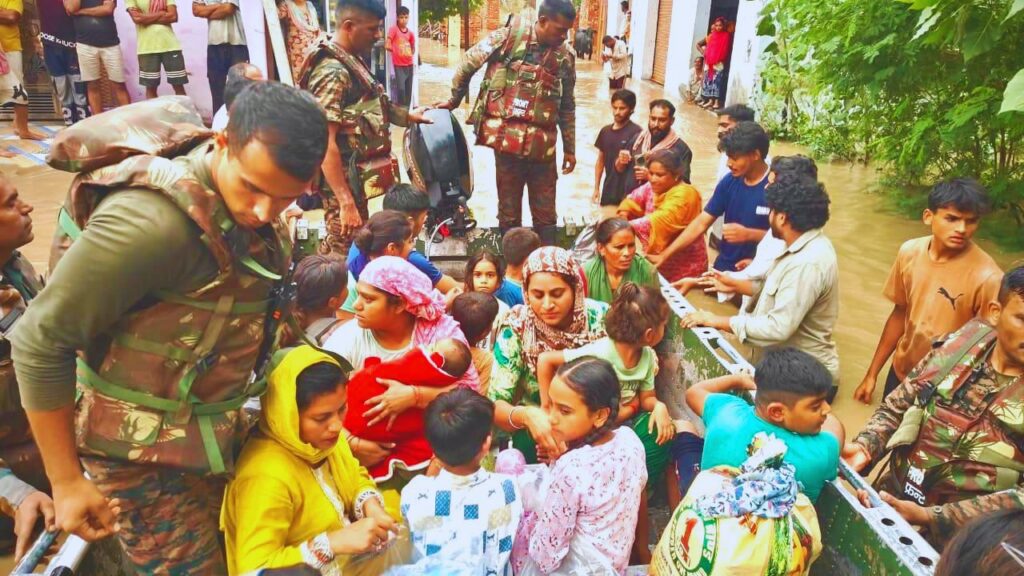 आपको बता दें कि, अब तक 29 लोगों की मौत हो चुकी है और करीब 14.6 लाख लोग सीधे प्रभावित हुए हैं. सुरक्षा के लिहाज से पंजाब भर में सभी स्कूल 3 सितंबर तक बंद कर दिए गए हैं. आपको बता दें कि, अब तक 29 लोगों की मौत हो चुकी है और करीब 14.6 लाख लोग सीधे प्रभावित हुए हैं. सुरक्षा के लिहाज से पंजाब भर में सभी स्कूल 3 सितंबर तक बंद कर दिए गए हैं.