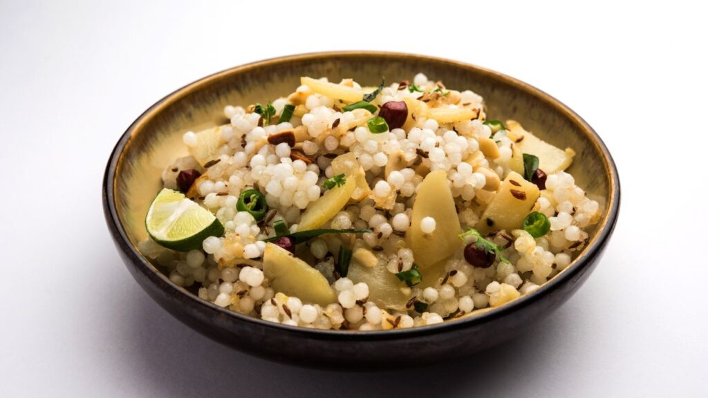 Sabudana Production: सारी प्रक्रिया के बाद तैयार हुआ साबूदाना व्रत में खाया जाने वाला खास और पवित्र भोजन बन जाता है. इसे हल्का, पचने में आसान और ऊर्जा देने वाला माना जाता है.