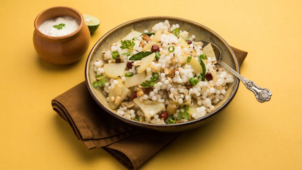 Sabudana For Fasting: शुद्ध किए गए स्टार्च को छोटे-छोटे गोल मोतियों का रूप दिया जाता है. इन्हें सुखाया और पॉलिश किया जाता है ताकि वे चमकदार और खाने लायक दिखाई दें.