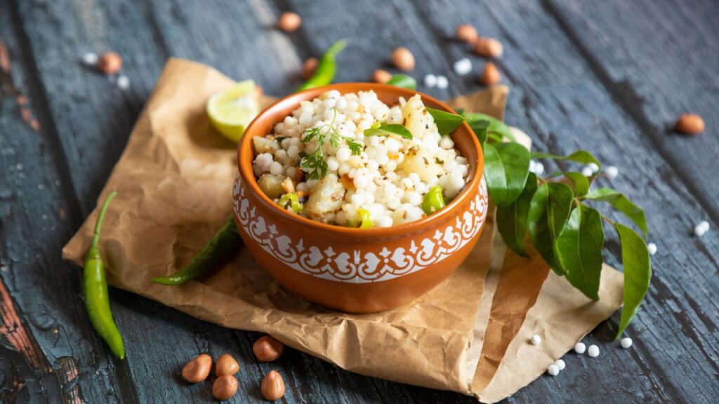Sabudana Kaise Taiyyar Hota Hai: बने हुए गूदे को छाना जाता है और उसमें से स्टार्च को पानी से अलग किया जाता है. यह शुद्ध स्टार्च ही आगे चलकर साबूदाना बनने की नींव बनता है.