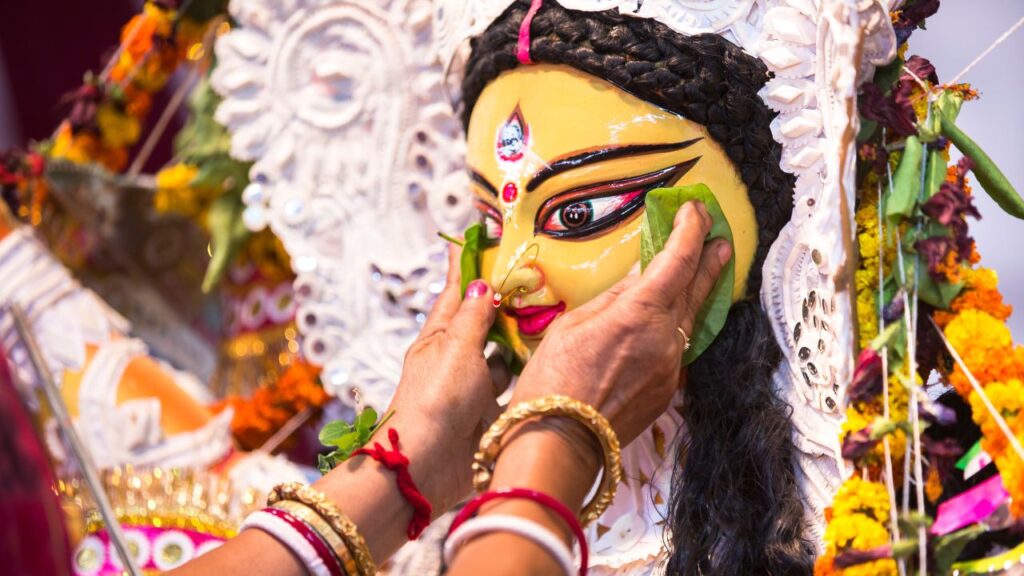 मां दुर्गा इस बार गज (हाथी) पर सवार होकर आएंगी और मनुष्य के कंधे पर प्रस्थान करेंगी. धार्मिक मान्यताओं के अनुसार गज पर माता का आगमन सुख-समृद्धि और धन-धान्य की वृद्धि का प्रतीक माना जाता है. मां दुर्गा इस बार गज (हाथी) पर सवार होकर आएंगी और मनुष्य के कंधे पर प्रस्थान करेंगी. धार्मिक मान्यताओं के अनुसार गज पर माता का आगमन सुख-समृद्धि और धन-धान्य की वृद्धि का प्रतीक माना जाता है.