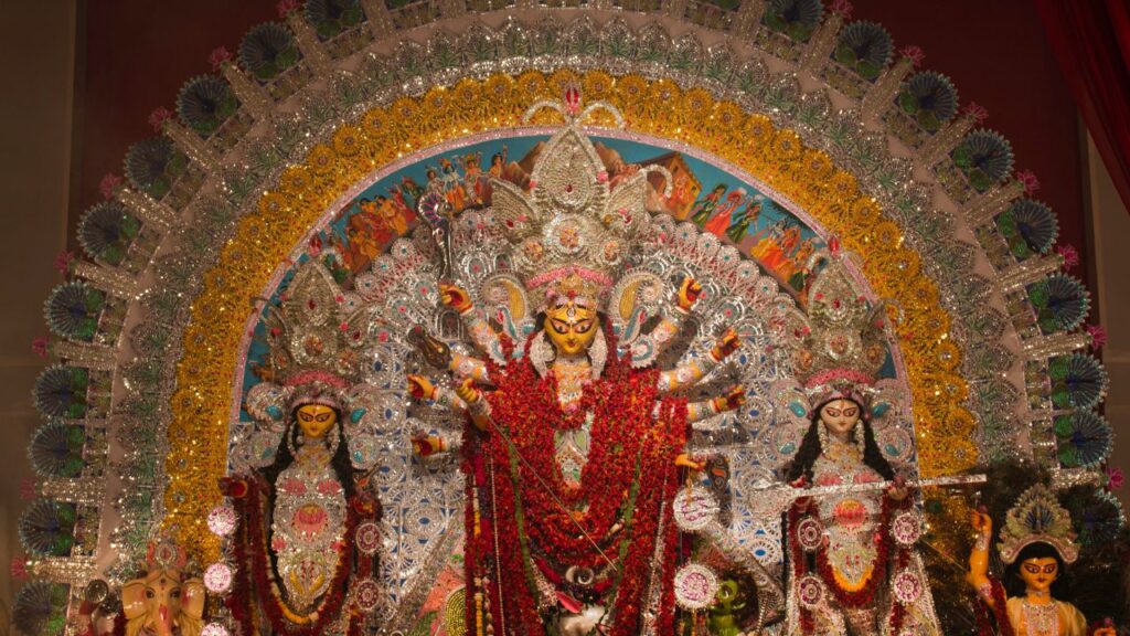इस बार नवरात्रि की शुरुआत 22 सितंबर प्रतिपदा तिथि से होगी और समापन 1 अक्टूबर नवमी को होगा. 2 अक्टूबर को विजयादशमी या दशहरा मनाया जाएगा. पूरे 10 दिनों तक मां दुर्गा के अलग-अलग स्वरूपों की पूजा की जाएगी. इस बार नवरात्रि की शुरुआत 22 सितंबर प्रतिपदा तिथि से होगी और समापन 1 अक्टूबर नवमी को होगा. 2 अक्टूबर को विजयादशमी या दशहरा मनाया जाएगा. पूरे 10 दिनों तक मां दुर्गा के अलग-अलग स्वरूपों की पूजा की जाएगी.