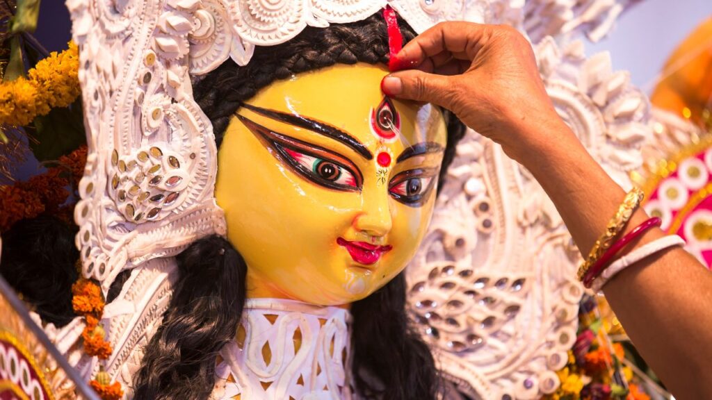 शारदीय नवरात्रि का पर्व सिर्फ पूजा और भक्ति तक सीमित नहीं है, बल्कि यह हमें उन पौराणिक कथाओं की याद दिलाता है जो मां दुर्गा की महिमा को दर्शाती हैं. महाभारत काल में कुरुक्षेत्र युद्ध के समय अर्जुन ने मां दुर्गा की स्तुति कर उनका आशीर्वाद पाया था.
शारदीय नवरात्रि का पर्व सिर्फ पूजा और भक्ति तक सीमित नहीं है, बल्कि यह हमें उन पौराणिक कथाओं की याद दिलाता है जो मां दुर्गा की महिमा को दर्शाती हैं. महाभारत काल में कुरुक्षेत्र युद्ध के समय अर्जुन ने मां दुर्गा की स्तुति कर उनका आशीर्वाद पाया था.