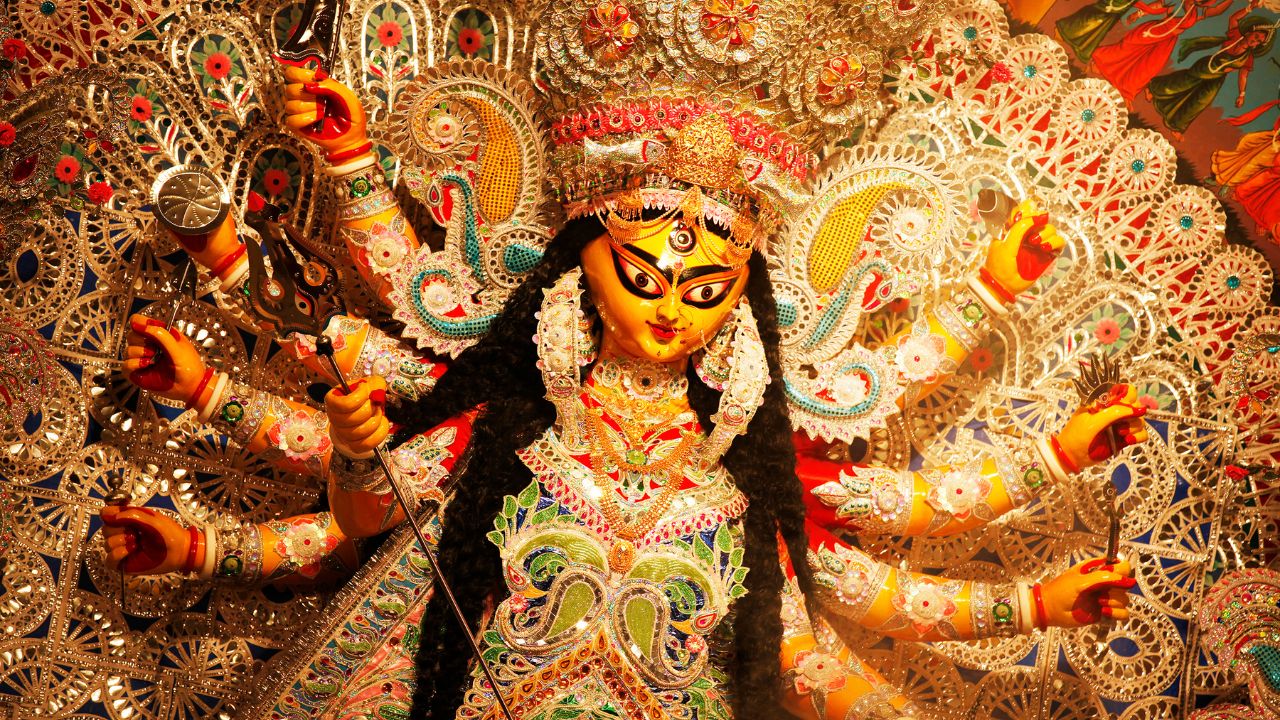 Shardiya Navratri 2025: नवरात्र से पहले घर लाएं ये 6 चीजें, जाग उठेगी सोई किस्मत, बरसेगी माता की कृपा!