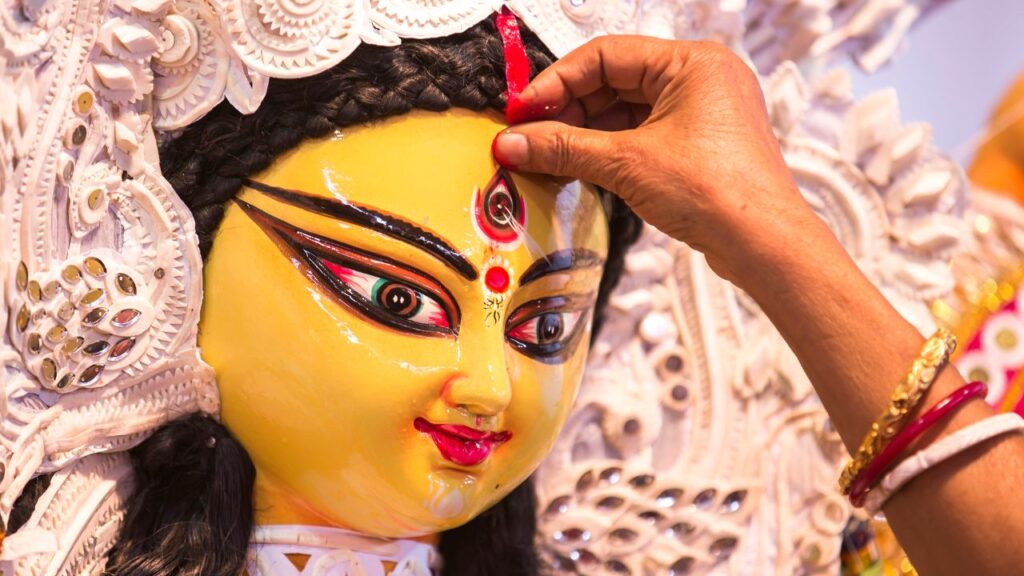 Durga Puja 2025: जब भी आप मां दुर्गा की प्रतिमा के सामने खड़े हों, बिंदी के नीचे की मकड़ी पर ध्यान दें. यह केवल एक आकृति नहीं, बल्कि जीवन की नाजुकता, शक्ति और भ्रम से बाहर निकलने का आध्यात्मिक संदेश है. Durga Puja 2025: जब भी आप मां दुर्गा की प्रतिमा के सामने खड़े हों, बिंदी के नीचे की मकड़ी पर ध्यान दें. यह केवल एक आकृति नहीं, बल्कि जीवन की नाजुकता, शक्ति और भ्रम से बाहर निकलने का आध्यात्मिक संदेश है.