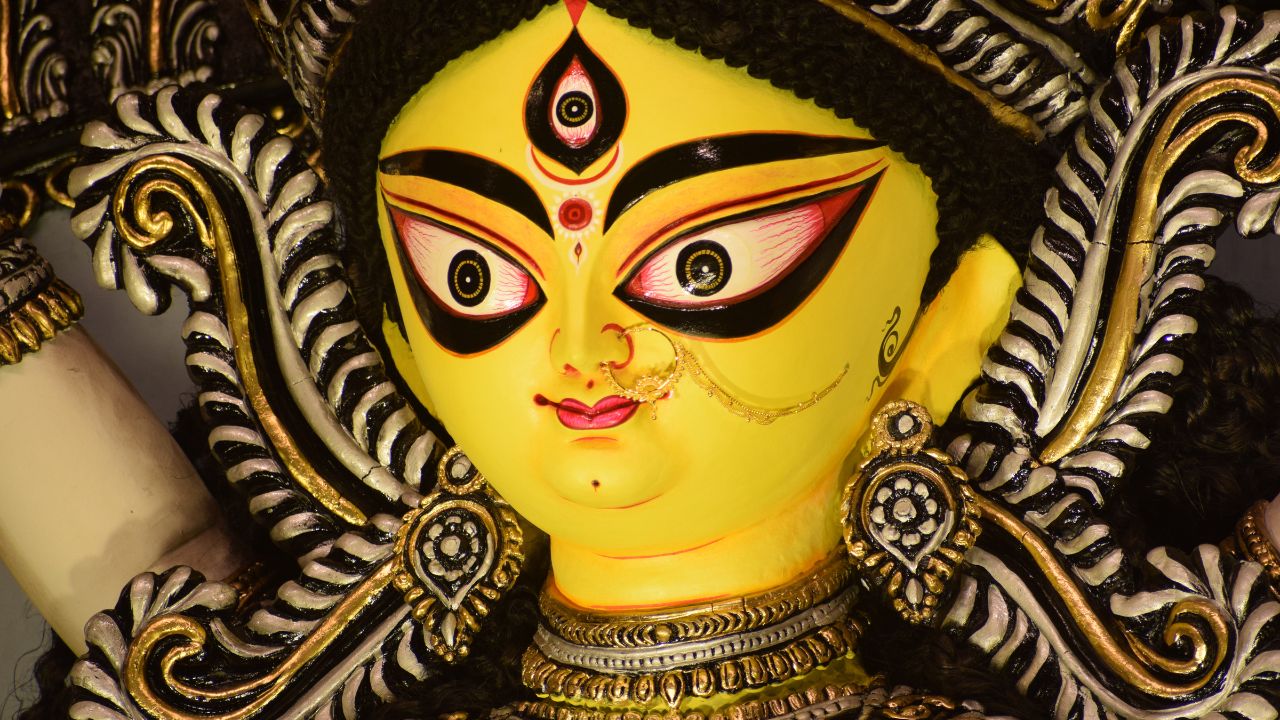 Shardiya Navratri 2025: घटस्थापना के साथ क्यों बोए जाते हैं जौ? जानें इस प्राचीन परंपरा का महत्व!