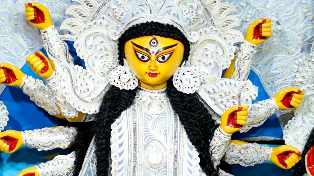 Shakti Aradhna: यह छोटी सी आकृति दिखाती है कि देवी दुर्गा सिर्फ माया की रचयिता ही नहीं, बल्कि उसकी स्वामिनी भी हैं. माया उनके अधीन है और यही उन्हें अजेय और सर्वोच्च शक्ति बनाती है. Shakti Aradhna: यह छोटी सी आकृति दिखाती है कि देवी दुर्गा सिर्फ माया की रचयिता ही नहीं, बल्कि उसकी स्वामिनी भी हैं. माया उनके अधीन है और यही उन्हें अजेय और सर्वोच्च शक्ति बनाती है.