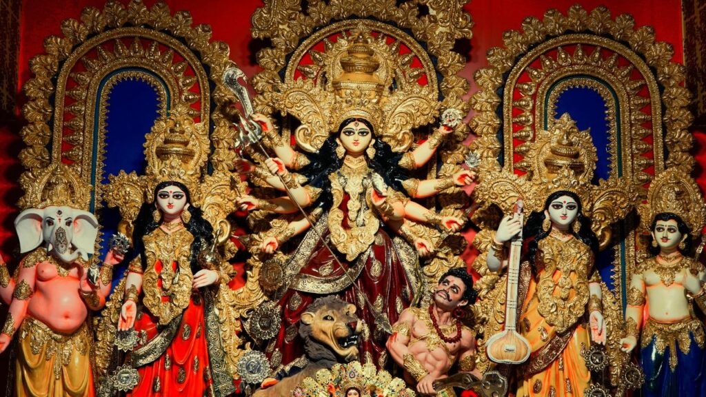 अर्जुन ने रथ से उतरकर मां दुर्गा के कई स्वरूपों की वंदना की. उन्होंने भद्रकाली, महाकाली, चंडिका, कात्यायनी, कराली, विजया और जया जैसे स्वरूपों को स्मरण किया. यह दिखाता है कि मां दुर्गा हर परिस्थिति में शक्ति और साहस की देवी हैं.
अर्जुन ने रथ से उतरकर मां दुर्गा के कई स्वरूपों की वंदना की. उन्होंने भद्रकाली, महाकाली, चंडिका, कात्यायनी, कराली, विजया और जया जैसे स्वरूपों को स्मरण किया. यह दिखाता है कि मां दुर्गा हर परिस्थिति में शक्ति और साहस की देवी हैं.