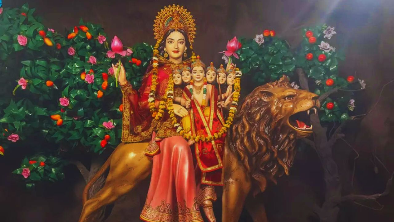 Shardiya Navratri Day 5: पांचवें स्वरूप में मां क्यों कहलाईं स्कंदमाता, पूजन की इस विधि से मिलेगा मनवांछित फल