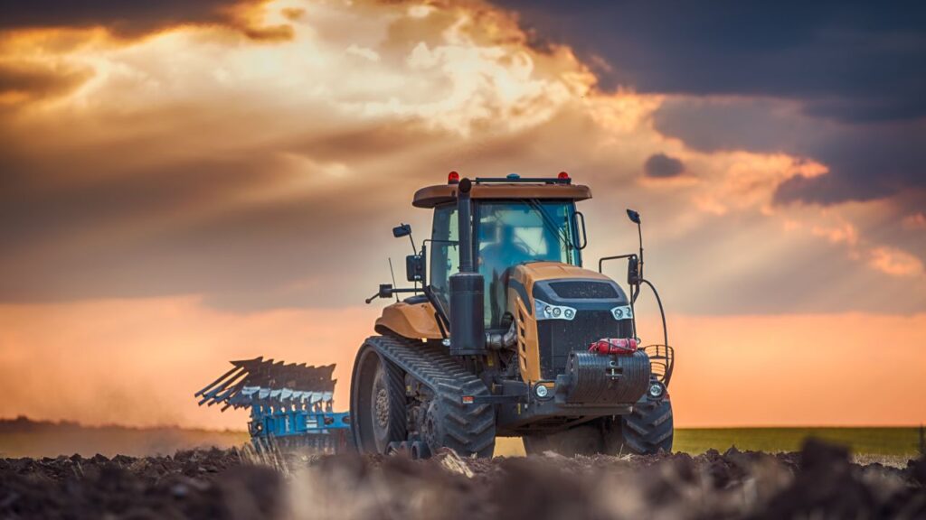 Tractor Servicing: जैसे कार और बाइक की नियमित सर्विसिंग जरूरी है, वैसे ही ट्रैक्टर को भी समय पर चेकअप चाहिए. हर 250 घंटे बाद इंजन ऑयल, एयर फिल्टर और डीजल फिल्टर बदलना जरूरी है. ऐसा करने से इंजन स्मूथ चलता है और डीजल की खपत कम होती है.