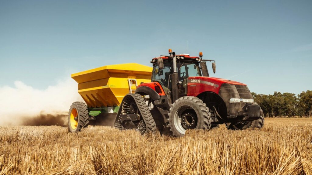 How To Increase Tractor Mileage: गलत गियर पर ट्रैक्टर चलाना इंजन पर अनचाहा बोझ डालता है. भारी काम जैसे जुताई में कम आरपीएम और ज्यादा टॉर्क देने वाले गियर का इस्तेमाल करना चाहिए. सही गियर न केवल डीजल बचाता है बल्कि ट्रैक्टर की परफॉर्मेंस भी बेहतर बनाता है.