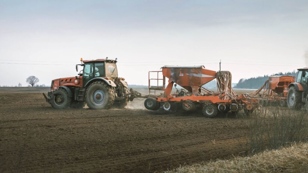 Tractor Tyre Pressure: किसान अक्सर टायर प्रेशर को नजरअंदाज कर देते हैं, लेकिन कम या ज्यादा हवा से इंजन पर अतिरिक्त दबाव पड़ता है. इसका सीधा असर डीजल की खपत पर होता है. हमेशा कंपनी द्वारा बताए गए प्रेशर पर ही टायरों में हवा भरें और हर काम से पहले जांच जरूर करें.